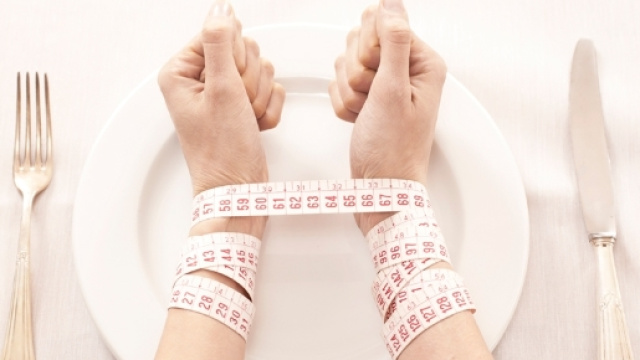 Non &egrave; abbastanza magra per ricevere i trattamenti contro l'anoressia: la storia di Hannah