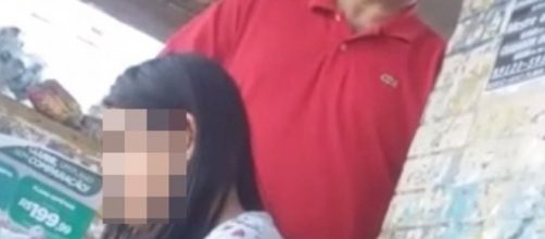 Homem &eacute; filmado se masturbando em ponto de &ocirc;nibus (Foto: Reprodu&ccedil;&atilde;o/V&iacute;deo)