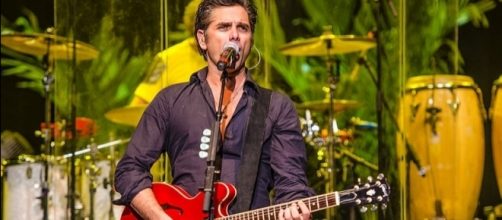 Photo John Stamos & The Beach Boys by Peter Chiapperino/CC BY-SA 3.0