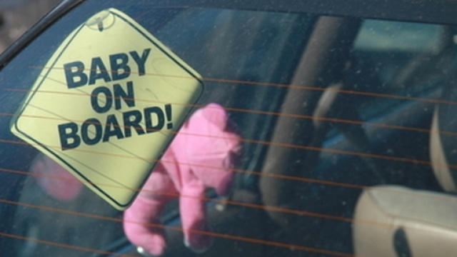 Dimentica la figlia in auto: muore bimba di 7 mesi.