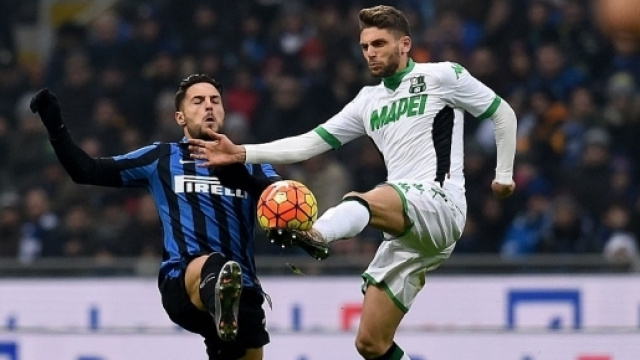 Domenico Berardi in uno scontro di gioco con Danilo D'Ambrosio.