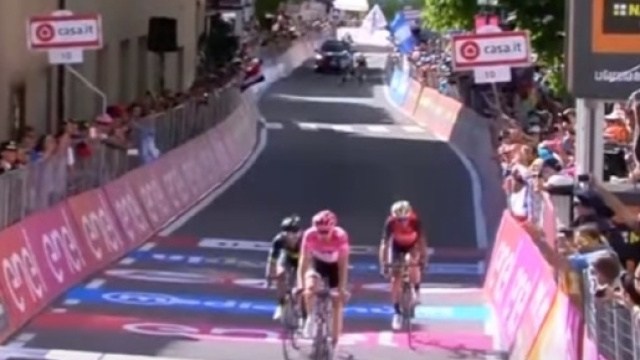 L'arrivo di Dumoulin con Nibali e Quintana