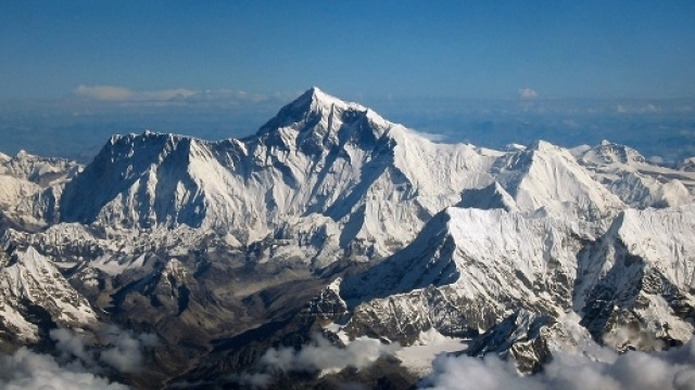 Nozze da brivido: due sposi si sono giurati eterno amore sull'Everest
