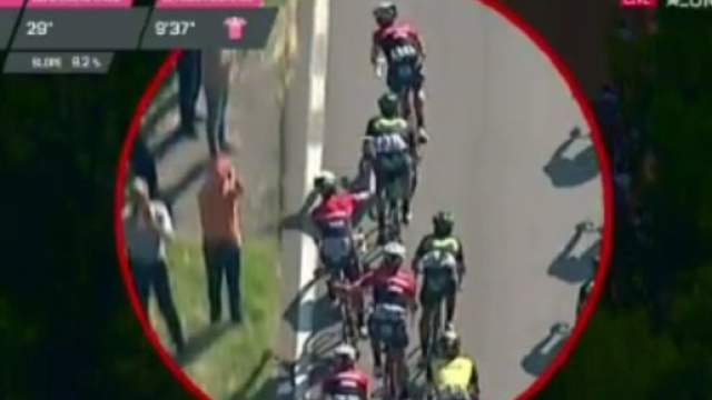 Alafaci lancia la borraccia verso Sutherland