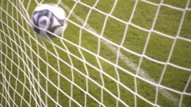 Allenamento / Partita di calcio / Tiro in rete | RM clip 798-302 ... - framepool.com