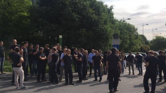 Lavoratori della Reggiani Macchine di Grassobbio in sciopero per solidariet&agrave; con la collega neomamma licenziata.