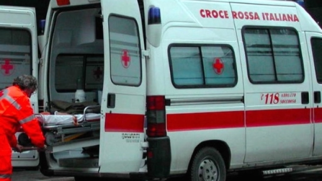 Mantova, travolta e uccisa mentre soccorre il figlio