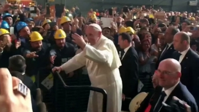 Papa Francesco accolto come il nuovo Karl Marx dagli operai dell'Ilva di Genova