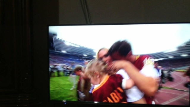 Totti piange in diretta con la sua famiglia nell'ultimo saluto alla Roma