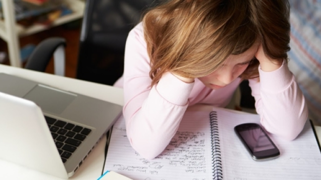 Vittima di cyberbullismo chiede aiuto: Agnese Pucci come Hannah Baker