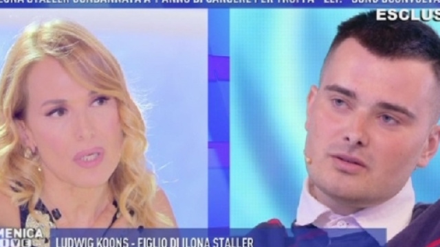 Barbara D'Urso e Ludwig Koons durante il confronto in diretta.