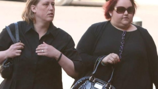 Da sinistra la madre di Alex ,Deborah e la matrigna Jennifer la ragazzina che nel 2013 presero a martellate. Ora sono state condannate.