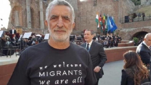 Il sindaco di Messina, Renato Accorinti, e la sua protesta nei confronti di Donald Trump