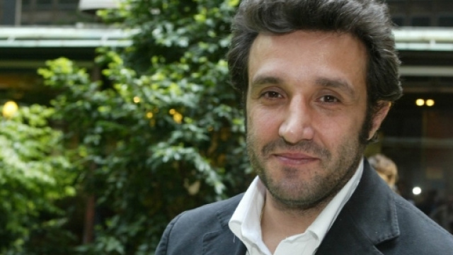 Immagine di Flavio Insinna, conduttore della trasmissione "Affari tuoi"