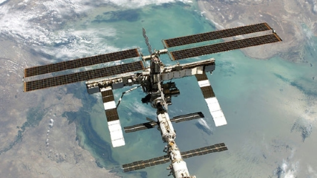 La Stazione Spaziale Internazionale fotografata dallo Shuttle Discovery (NASA, Agosto 2005 - Wikipedia)