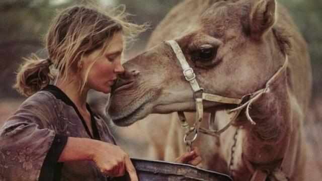 Robyn Davidson insieme ad un suo cammello.