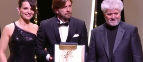 El sueco Ruben &Ouml;stlund recibe la Palma de Oro de manos de Juliette Binoche y Pedro Almod&oacute;var, Presidente del Jurado.