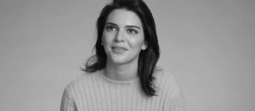 Kendall Jenner propone la moda de los pantalones blancos. Foto v&iacute;a "W Magazine"