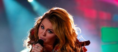 Pop singer Miley Cyrus performing / Photo by https://upload.wikimedia.org/wikipedia/commons/4/45/Miley_Cyrus_-_Gypsy_Heart_Tour_-_Santiago_02.jpg