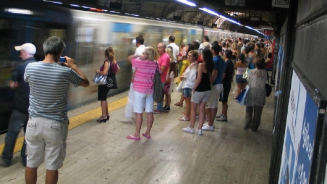 Adolescente si arrampica sui vagoni e cade