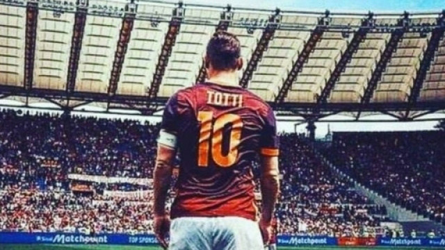 Francesco Totti, all'ultima da Capitano, saluta la sua curva