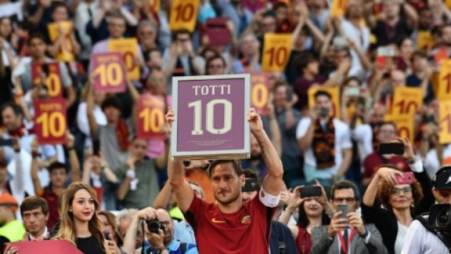 L'addio in lacrime di Francesco Totti, Roma ai piedi del suo capitano