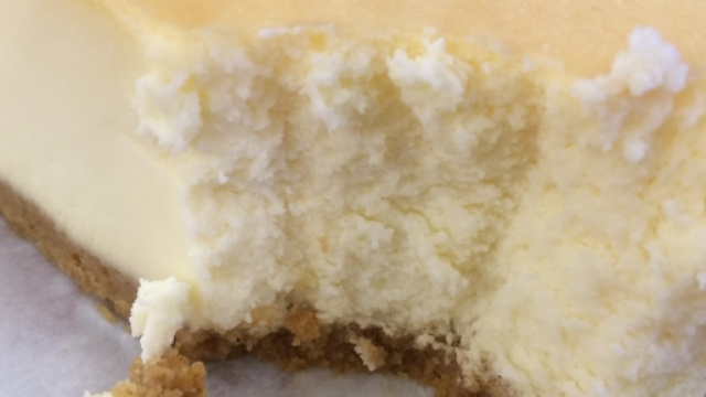 Mangia torta al formaggio e scopre muffa