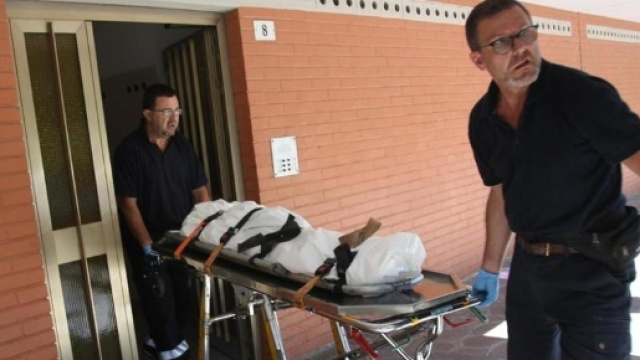 Muore neonato trovato in strada .