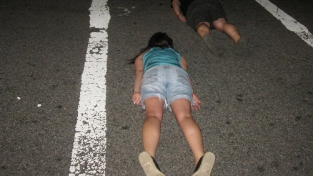 Non hanno pi&ugrave; di 13 anni i ragazzini che in provincia di Venezia hanno fatto 'planking': sdraiarsi per strada aspettando il passaggio delle auto.