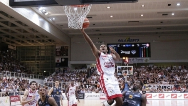 Ricky Hickman attacca il ferro (credit www.legabasket.it)