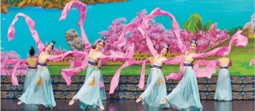 &lsquo;Han Dynasty Sleeves,&rsquo; Classical Chinese dance. Photo: Courtesy of Shen Yun Performing Arts, used with permission.