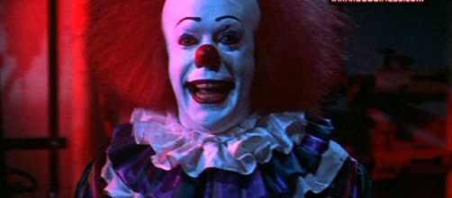 Movies.InfiniteCoolness.com - Stephen King's IT - Pennywise The Clown - infinitecoolness.com