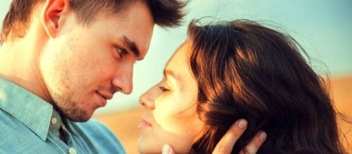 Seja com um sorriso ou com o jogar dos seus cabelos, use e abuse dos olhares sedutores e deixe ele cada vez mais louco por voc&ecirc;