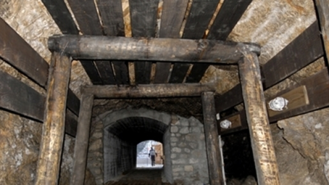 Crolla una miniera di carbone in Iran. Settanta persone bloccate, si temono molte vittime