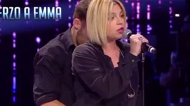 Emma Marrone durante lo scherzo os&eacute; del ballerino