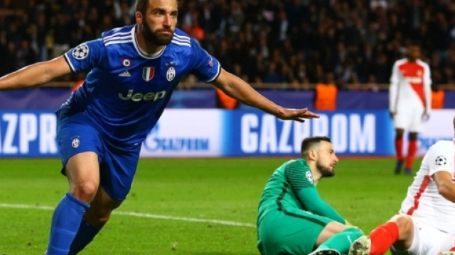 Juventus, Gonzalo Higuain festeggia il raddoppio sul Monaco