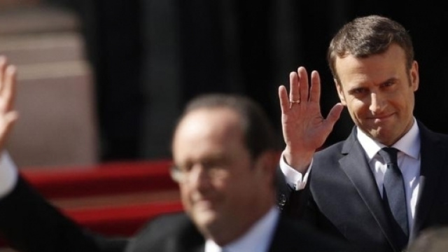 Le nouveau prince charmant saluant son pr&eacute;d&eacute;cesseur sur le perron de l'Elys&eacute;e