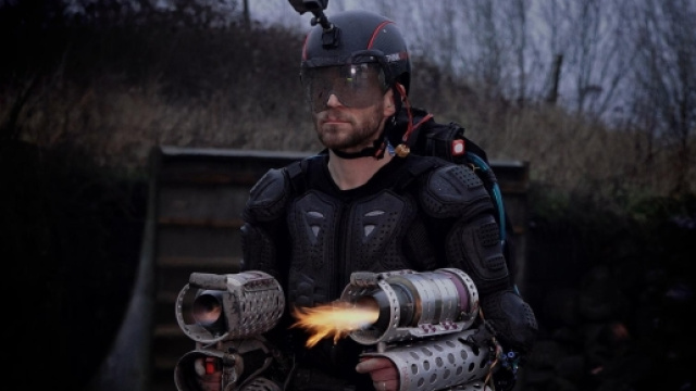 L'uomo volante esiste, si chiama Richard Browning e ama tramutare sogni, miti e fumetti in realt&agrave;. Foto: Focus.it.