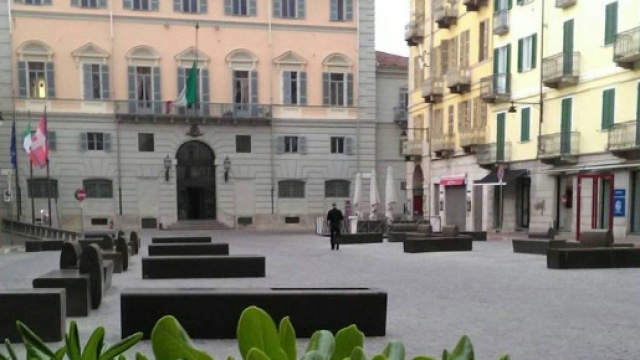 Panchine come bare nella centralissima piazza di Citt&agrave; ad Ivrea: l'ironia si scatena sui social. Foto: Facebook.