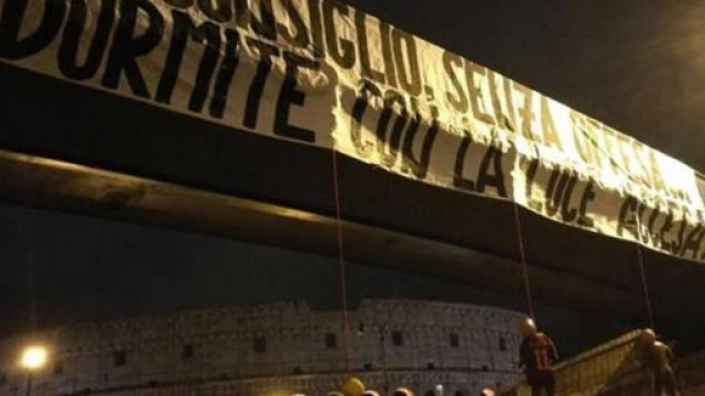 Roma, manichini impiccati davanti al Colosseo - Corriere dello Sport - corrieredellosport.it