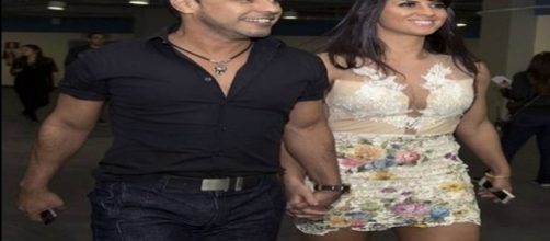 Cantor sertanejo passa noite em casa de swing com a namorada