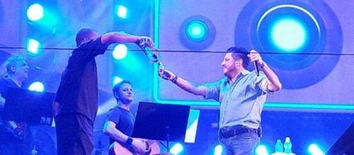 Foto mostra Bruno bebendo no palco durante show e Patos de Minas (Fonte; Reprodu&ccedil;&atilde;o/V&iacute;deo)