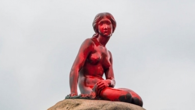 Copenaghen: statua della sirenetta imbrattata di rosso contro caccia alla balena