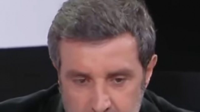 Flavio Insinna, attore e conduttore di Affari Tuoi a Carta Bianca.