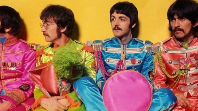 I Beatles sfoggiano il tipico look St. Pepper