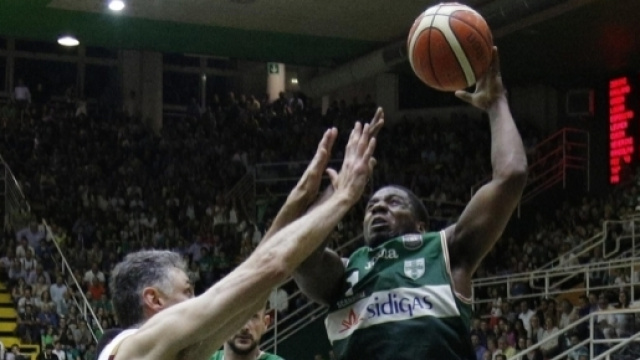 Joe Ragland attacca la difesa avversaria - legabasket.it