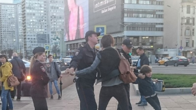 La polizia moscovita ha arrestato un bambino che recitava pubblicamente poesie come"trattamento" terapeutico senza chiedere soldi.
