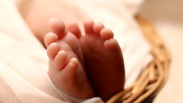 Neonato abbandonato in via Turati a Settimo Torinese