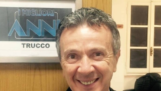 Pupo sferza Insinna con una lettera