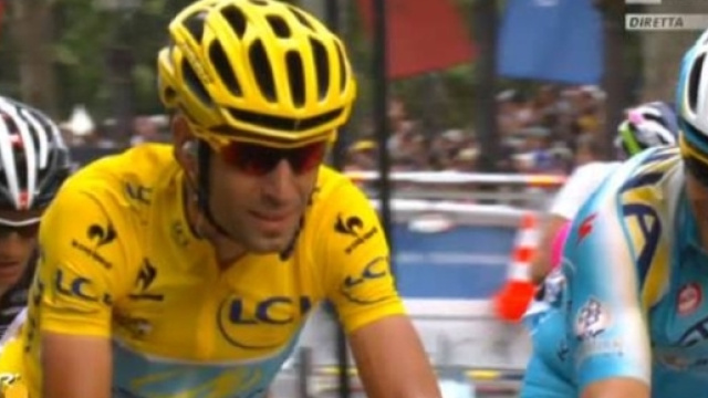 Vincenzo Nibali in maglia gialla al Tour de France 2014